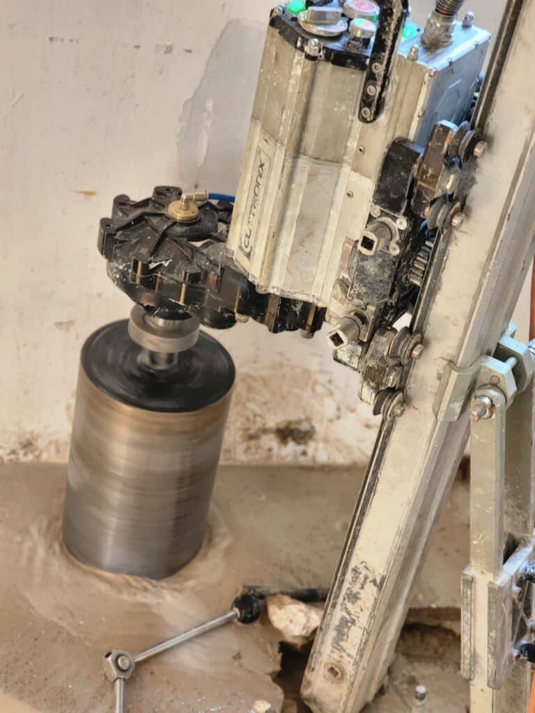 עבודת ניסור וקידוח בטון באתר